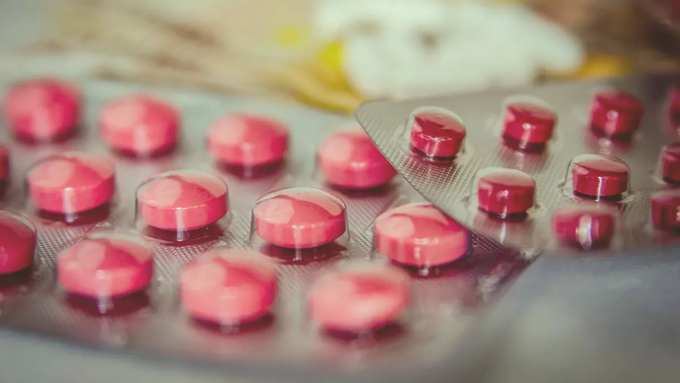 Rosa hormontabletter i en blisterförpackning