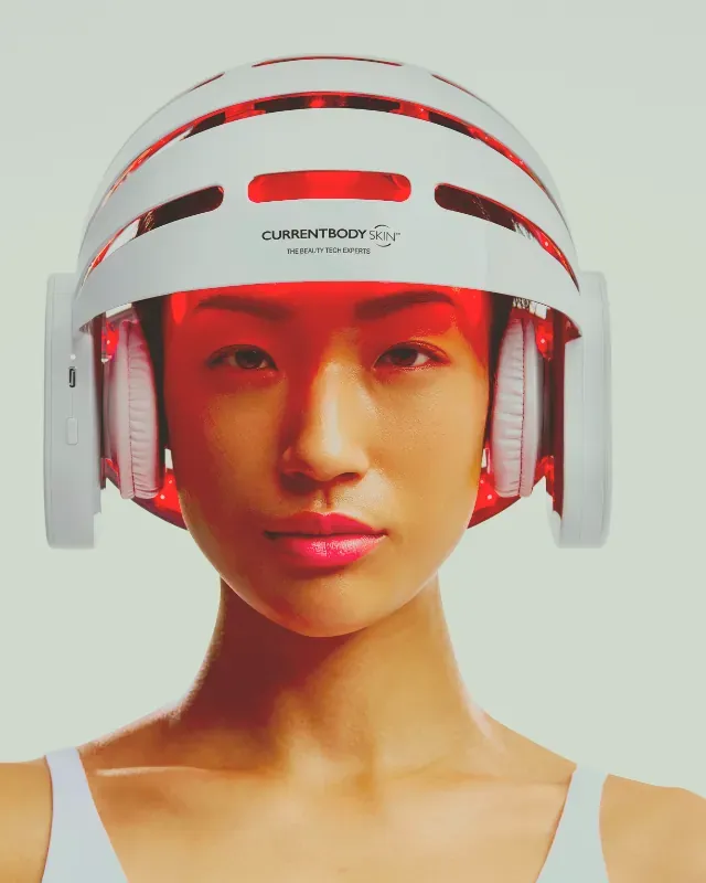 CurrentBody Skin LED Hair Regrowth Device på huvudet, sedd framifrån
